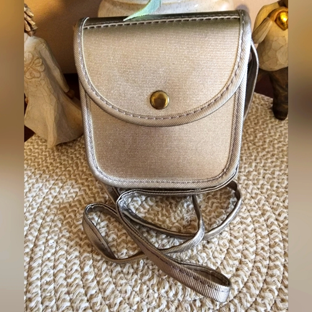 Y2K ~ Mary Kay Gold Cosmetic Bag